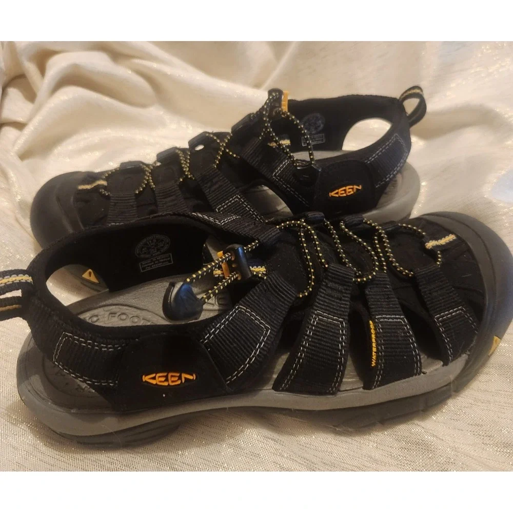 Men's Keen Newport H2 Water Sport Shoes Sandals Closed Toe Black Size 11.5